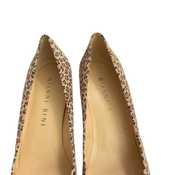 VTG Gianni Bini Brown, Carmel, Black Animal Print Suede 2”Heel
Pumps. - Picture 6 of 14